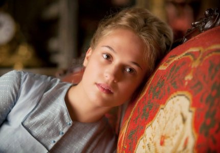 "Tulip fever": Η Αλίσια Βικάντερ αντικείμενο του πόθου