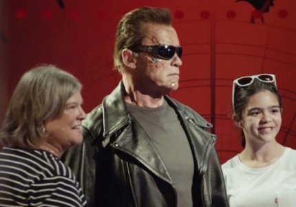 Φάρσα: Ο Άρνι τρομάζει κόσμο σαν Terminator σε μουσείο κέρινων ομοιωμάτων