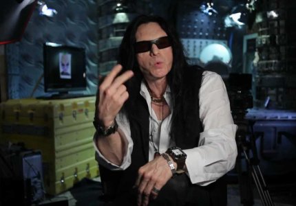 Ο Tommy Wiseau σας τραγουδάει τα κάλαντα